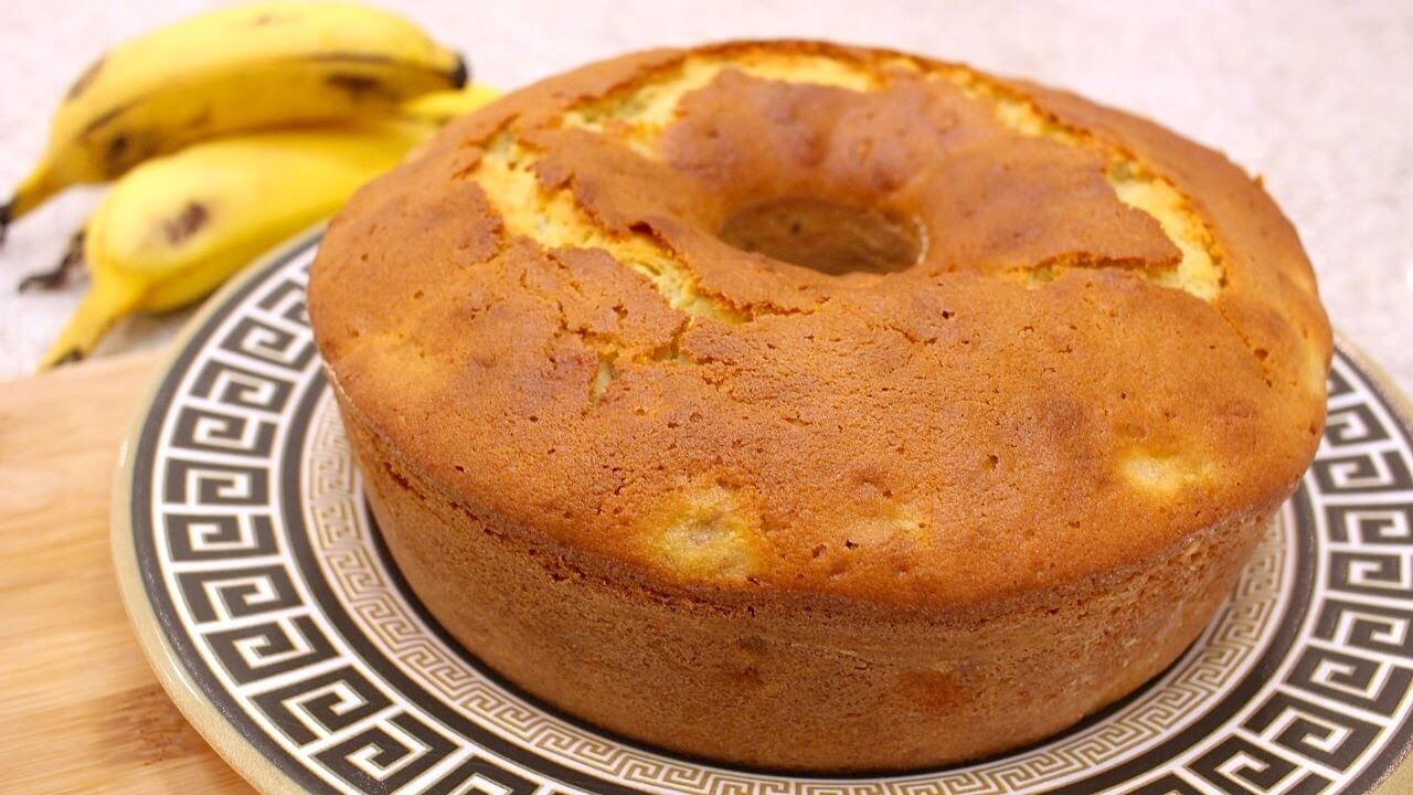 Bolo de Banana em cima da mesa ao lado de bananas