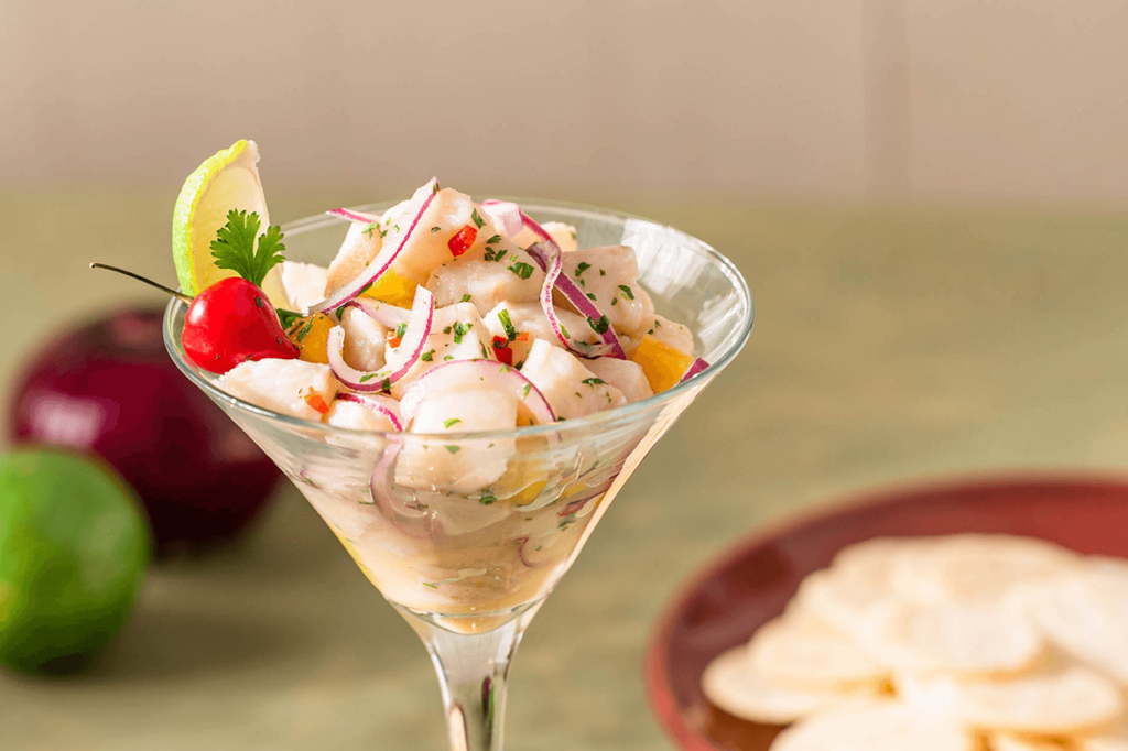 Taça com Ceviche em cima da mesa