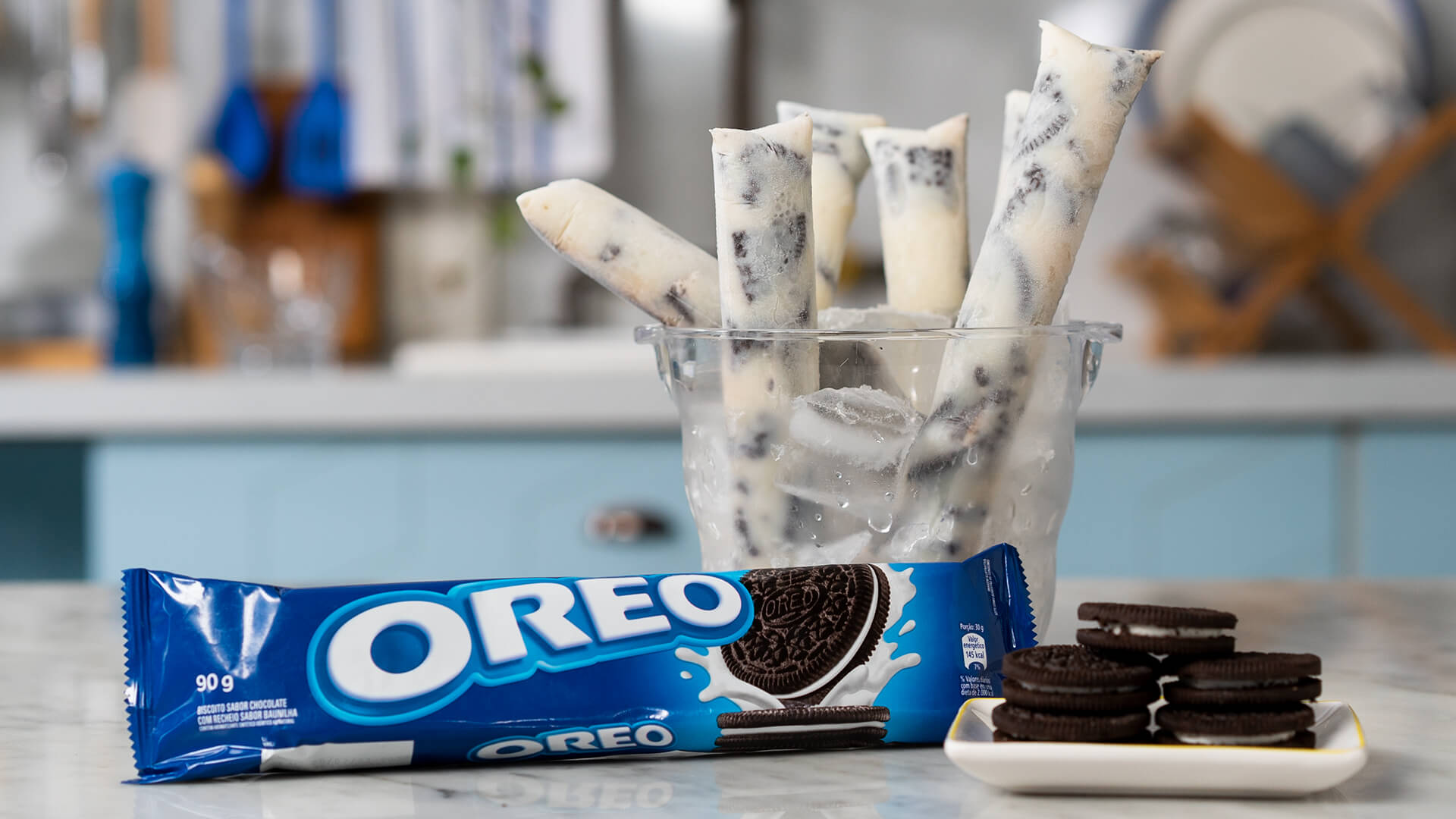 Mesa com geladinho de oreo e pacote de bolacha oreo