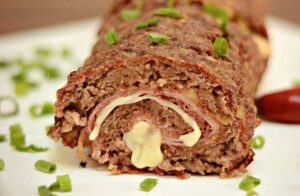 Rocambole de Carne com Queijo e Presunto