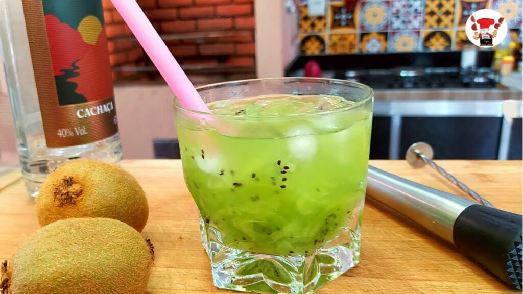 Copo com Caipirinha de Kiwi