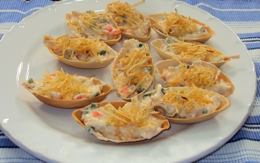 Canapé de Frango na mesa