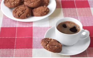 Mesa com taça de café e Biscoito de Chocolate e Aveia
